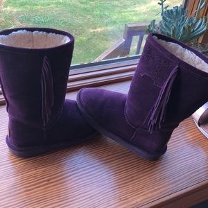Bearpaw boots w/ the fur. Water resistant.